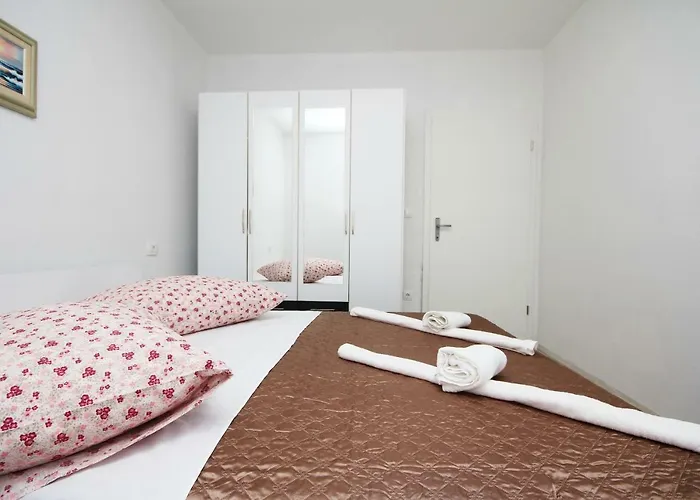 Lovre Apartman *